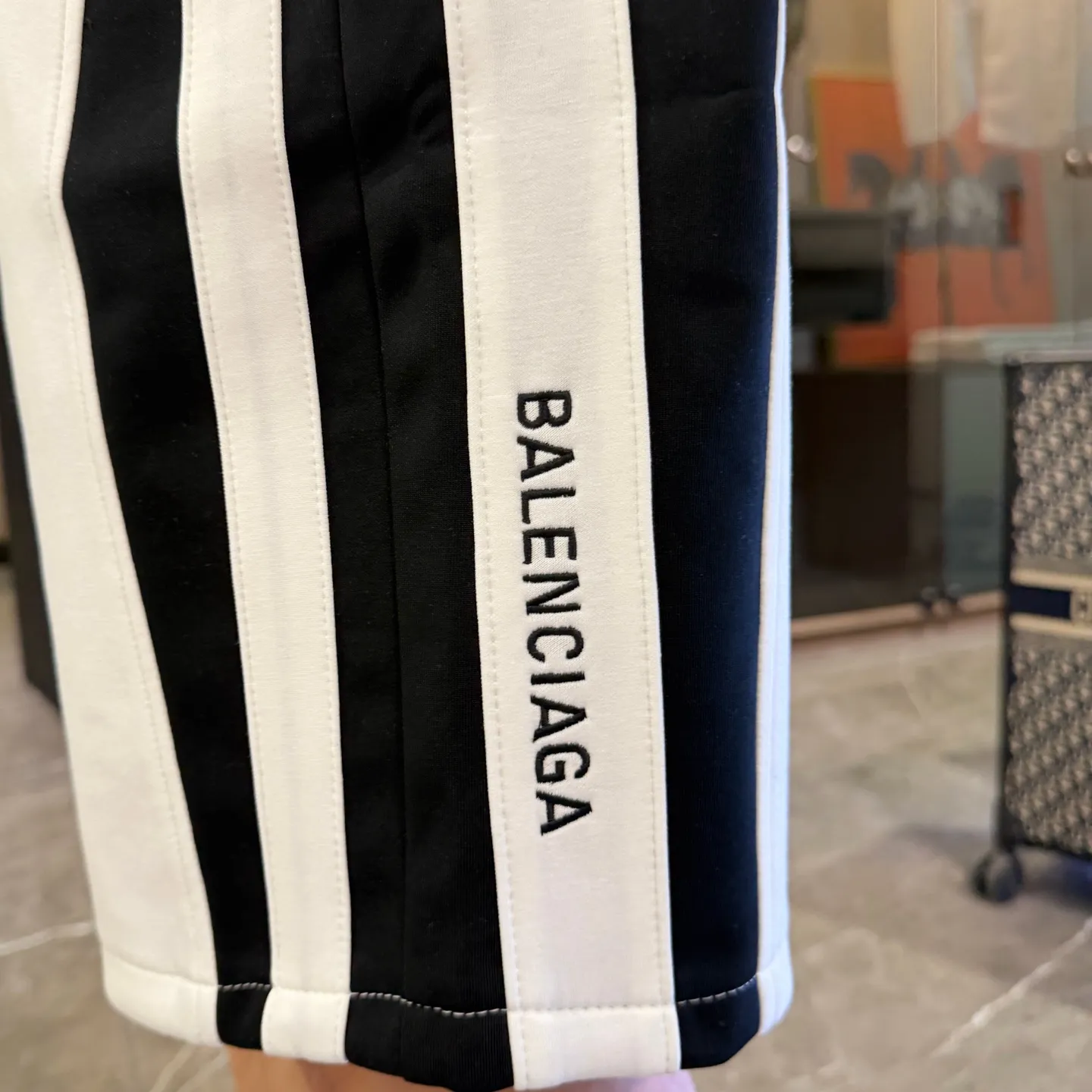 Balenciaga's three-standard complete 2026 summer New Arrival men's casual shorts, advanced custom-made Breathable fabric, Breathable fabric, extremely stretchy and comfortable, impeccable details, top-grade accessories, original logo design concept, delicate and soft feel! The upper body fit is awesome! Size: M-XXXL Please state your height and weight when ordering